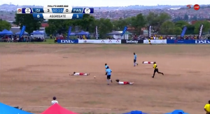 VIDEO| Jugadores se tiran al piso para que les marquen un gol en el fútbol sudafricano