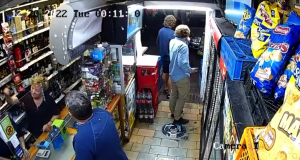 VIDEO| Con metralleta asaltan botillería en Vitacura