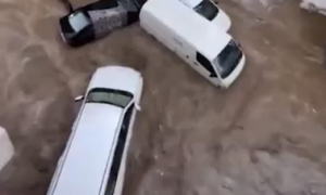 VIDEO| Inundaciones en Arabia Saudita arrastran cientos de vehículos