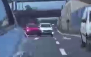 VIDEO| Conductor choca a otro auto para sacarlo de la vía y volcarlo