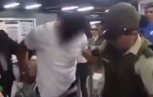 VIDEO| Detienen a delincuente en el Metro de Santiago y se le caen cientos de billetes