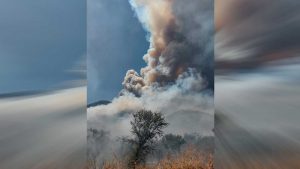 VIDEO| Incendio forestal en Colliguay se reactiva y genera gran columna de humo