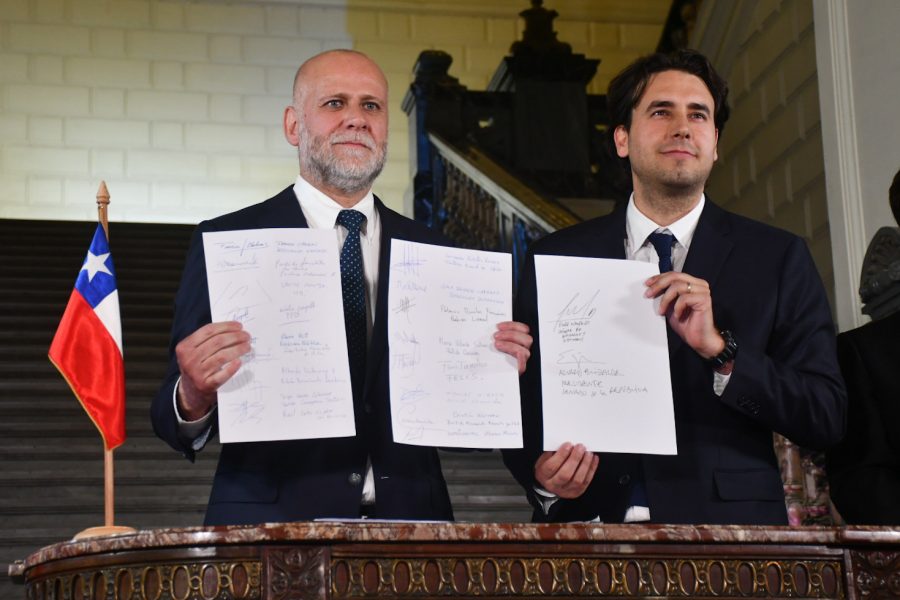Presidentes del Senado y la Cámara mostrando el Acuerdo por Chile