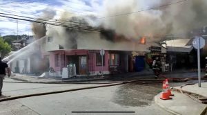 VIDEO| Dos locales son consumidos por incendio a poca distancia del municipio de Penco