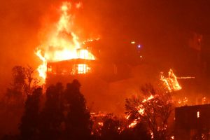 Incendio sin control en Viña del Mar: Informan 400 viviendas afectadas y dos muertos