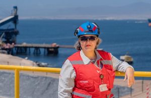 Mujeres al mando: Minera cuenta con su primera jefa de puerto y planta desalinizadora
