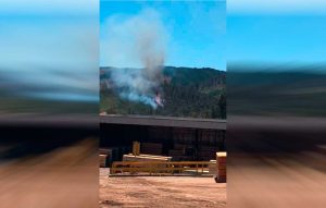 VIDEO| Santa Olga de nuevo amenazado por incendio forestal con llamas cerca de viviendas