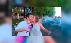 VIDEO| Eufórica hincha argentina besa a Humberto Sichel: Así reaccionó Maca Pizarro