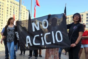 Vecinos de Tiltil llegaron hasta La Moneda para protestar por planta contaminante