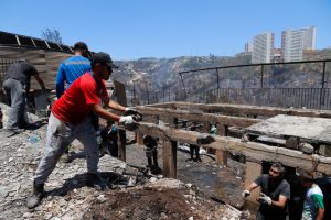 Ministra Jara llama a respetar derechos de trabajadores afectados por incendio en Viña