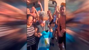 VIDEO| “Abuela la la la”: Mujer de 76 años es la cábala más grande de Argentina en el Mundial