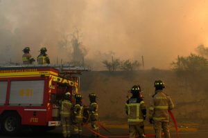 Incendios forestales: Declaran alerta roja en Rapa Nui y se mantienen 5 focos en combate