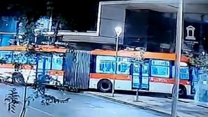 VIDEO| Así fue el insólito accidente de un bus: Quedó incrustado en Juzgado de Familia