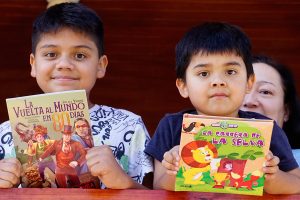 En Cerro Navia los niños optan por los libros como regalos navideños