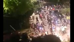 VIDEO| Ciclistas anti acuerdo constitucional insultan y agreden sedes políticas y casa de Warnken