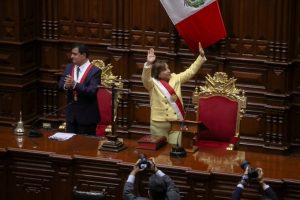 Dina Boluarte pide “una tregua política” al jurar como la primera presidenta de Perú