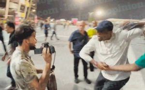 VIDEO| Samuel Eto’o agrede con brutal patada en la cara a hincha que lo estaba filmando