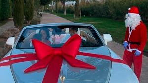 VIDEO| Cristiano Ronaldo recibe un Rolls Royce de parte de su esposa en Navidad