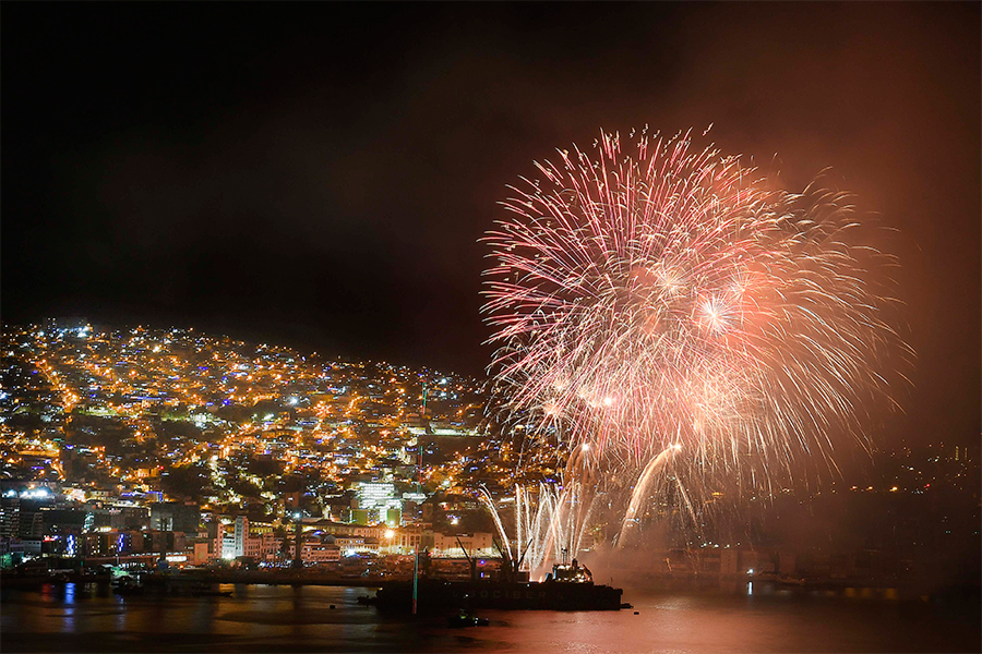 Fuegos artificiales en Valparaiso despidiendo el 2021