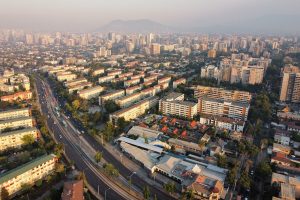 Santiaguinos con ganas de emigrar: 86% considera que la RM está estancada o en decadencia