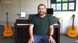 Profesor de música creador del método “Percutetodo” es el Global Teacher Prize Chile 2022