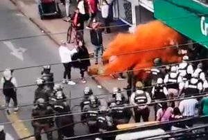VIDEO| Comerciantes ambulantes de Temuco atacan a Carabineros lanzando merken