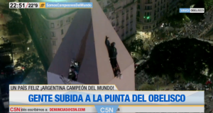 VIDEO| Hinchas argentinos subieron hasta la punta del Obelisco para celebrar