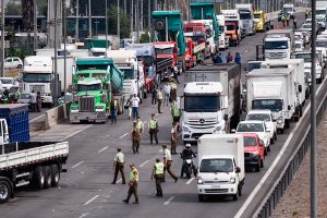 Camioneros versus trenes: El año en que el gremio privilegiado volvió a cortar las rutas