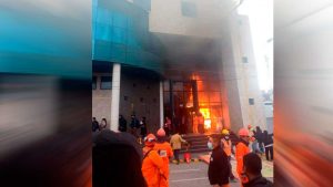 VIDEO| Crisis social en Perú: Confirman ocho muertos y queman municipio en Cuzco