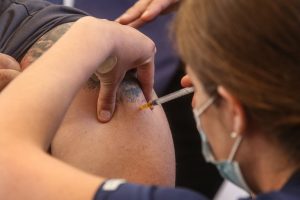 COVID-19 en Chile: Minsal amplía grupos para inocular con vacuna bivalente