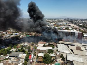VIDEO| Incendio en fábrica de San Joaquín deja tres personas lesionadas