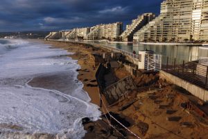 VIDEO| Registro evidencia completa indiferencia de veraneantes de Algarrobo ante marejadas
