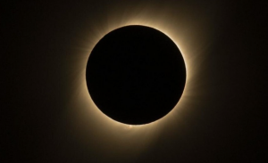 Eclipse solar híbrido: El llamativo fenómeno astronómico que se observará este 2023
