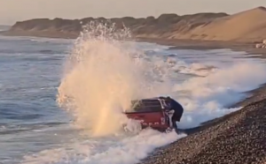 VIDEO| Imprudente termina con su camioneta arrastrada por el mar en Ritoque