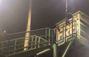 VIDEO| Carabineros salva a mujer que intentó lanzarse desde una pasarela en San Bernardo
