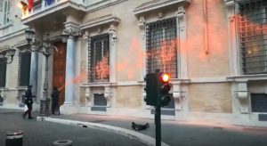VIDEO| Grupo ecologista cubre con pintura la fachada del Senado Italiano
