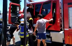 VIDEO| Sujeto intentó robar carro de Bomberos mientras atendían una emergencia