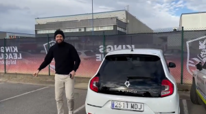 VIDEO| La llegada de Gerard Piqué en un Twingo que se volvió tendencia en redes