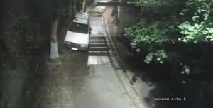 VIDEO| Graban el momento exacto en el que un auto baja por una histórica escalera de Lota