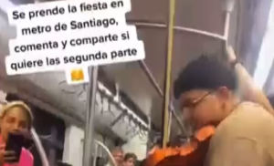 VIDEO| Violinista genera debate en redes por su show en el Metro de Santiago