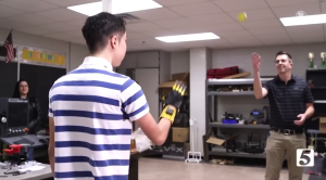 VIDEO| Alumnos construyen una mano robótica para su compañero con discapacidad