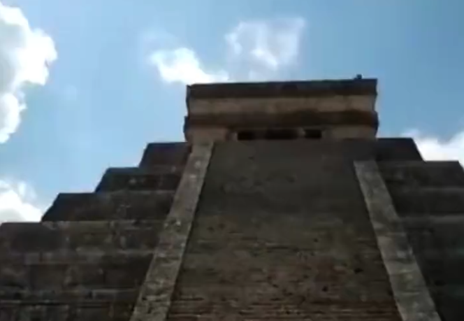 VIDEO| Turista polaco es golpeado tras subir pirámide de Chichén Itzá
