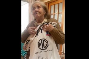 VIDEO| Adulta mayor ciega y fanática de Colo Colo recibe emocionada camiseta autografiada