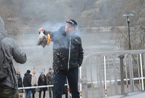 Un ultraderechista quema un ejemplar del Corán ante la embajada de Turquía en Suecia