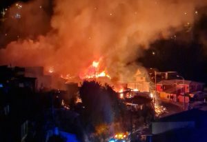 VIDEO| Gigantesco incendio en Valparaíso: Cerca de 16 casas destruidas en Cerro San Roque