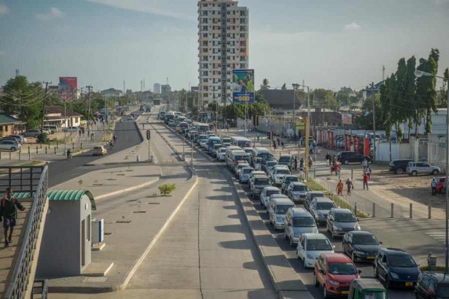 Imagen de tráfico de autos en ciudades