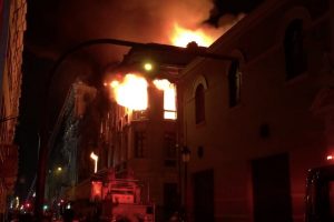 VIDEO| Incendio arrasa casona en el centro de Lima en medio de las protestas
