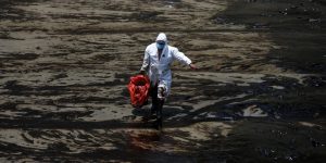 A un año del peor derrame petrolero en Perú, la contaminación sigue y la justicia no llega