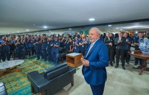 Tras intento de golpe Lula destituye a 40 militares que administraban la casa presidencial