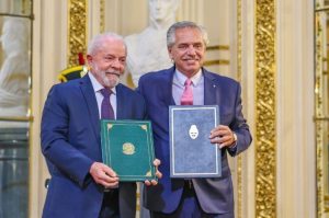 Lula se disculpa con Argentina por las "groserías" del "genocida" Bolsonaro